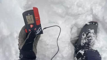 Ghid de achiziție pentru un DVA (Dispozitiv de Victimă în Avalanșă)